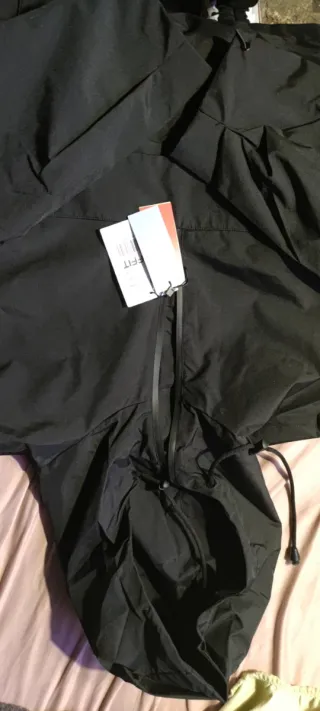 Chaqueta cortavientos chubasquero negra