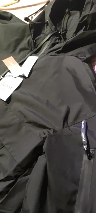 Chaqueta cortavientos chubasquero negra