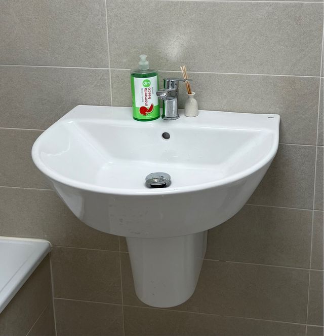 Lavabo Gala con semipie. No incluye grifo