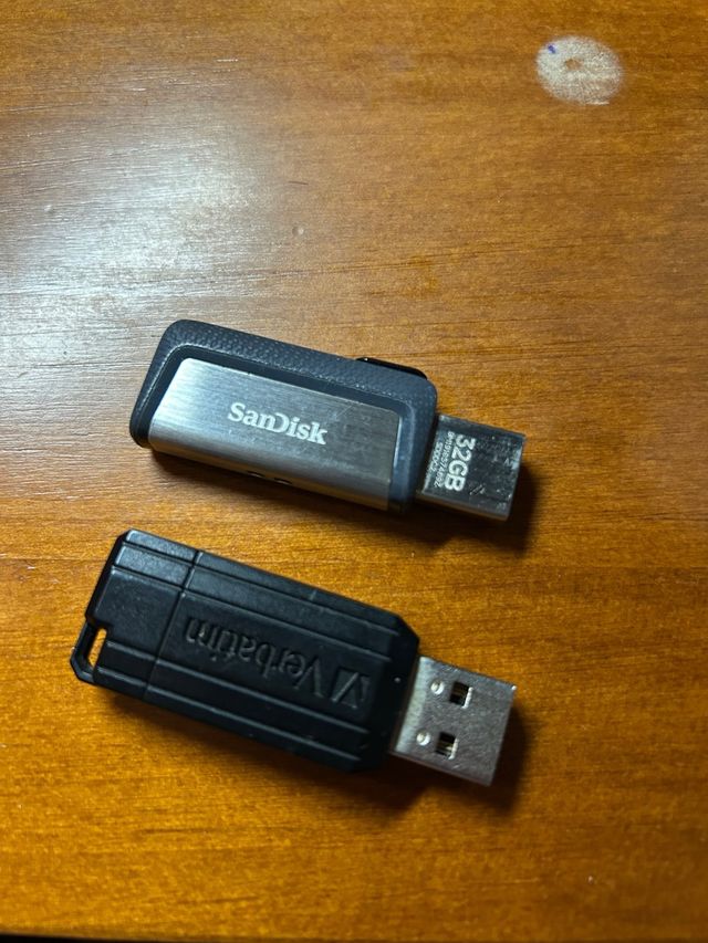 2 Pendrives SanDisk 32GB y Verbatim 8GB