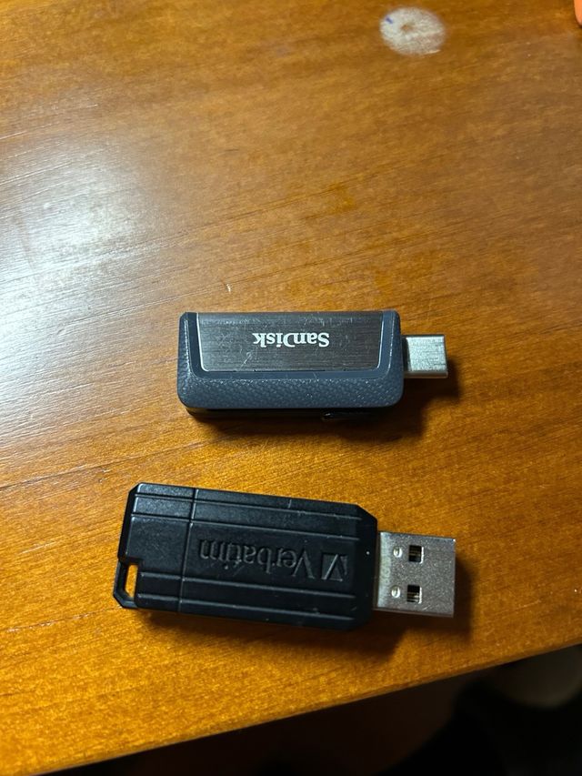 2 Pendrives SanDisk 32GB y Verbatim 8GB