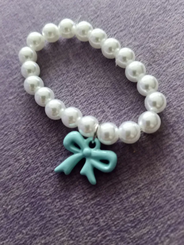 Braccialetti o collane per bambine con perle