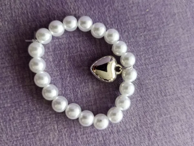 Braccialetti o collane per bambine con perle