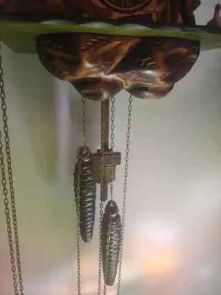 Orologio a cucù in legno con figure