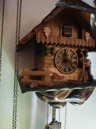 Orologio a cucù in legno con figure