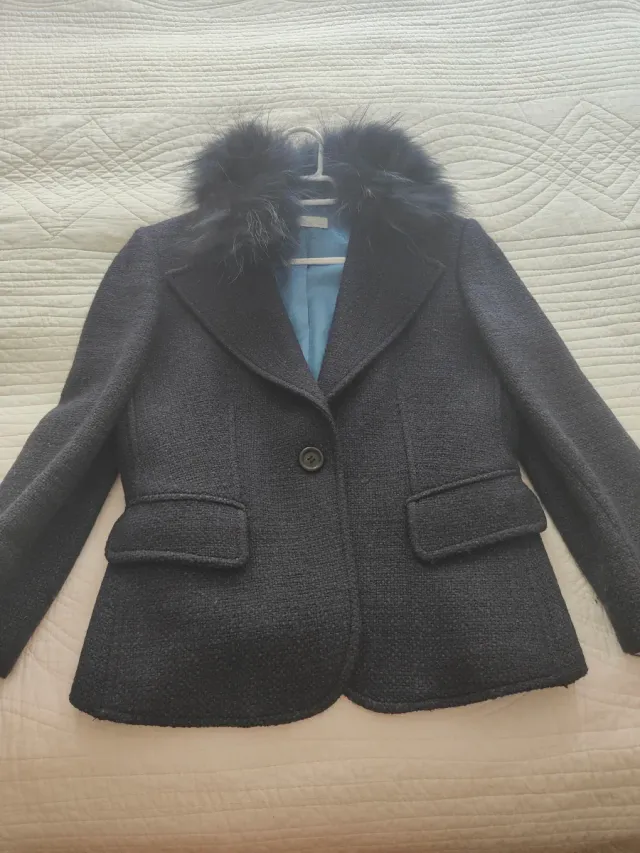 Americana azul con cuello de pelo, se puede quitar