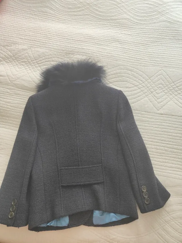 Americana azul con cuello de pelo, se puede quitar