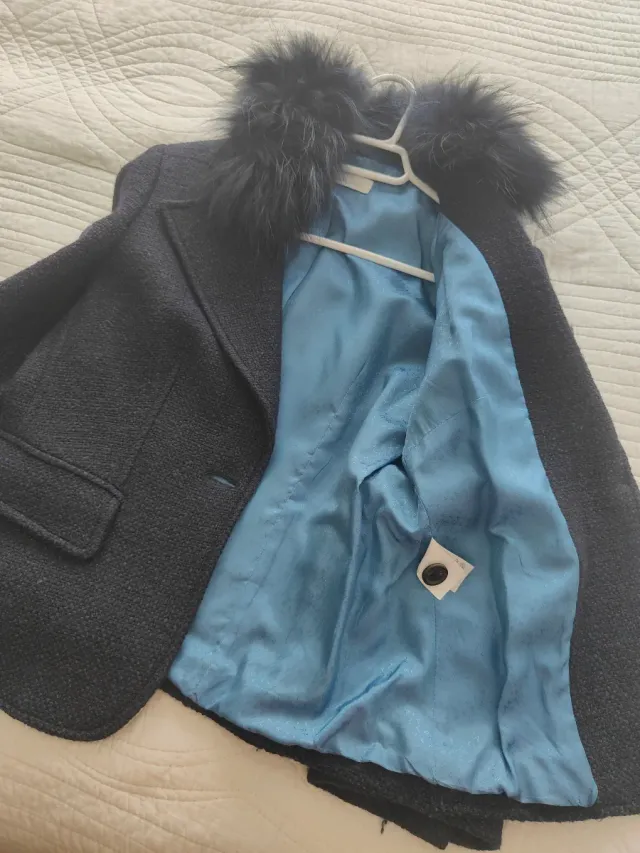 Americana azul con cuello de pelo, se puede quitar