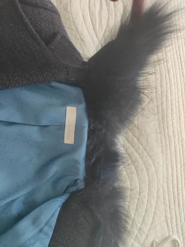 Americana azul con cuello de pelo, se puede quitar