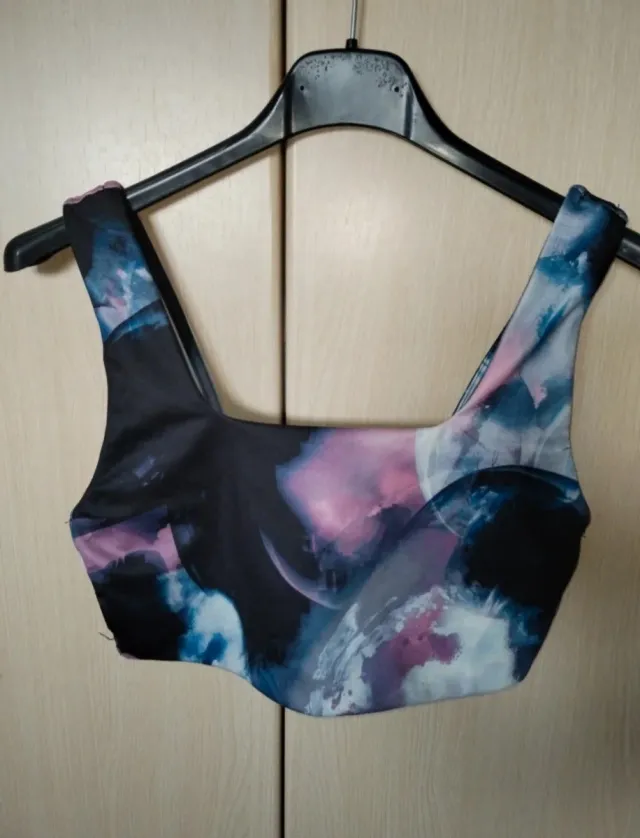 Top estampado abstracto