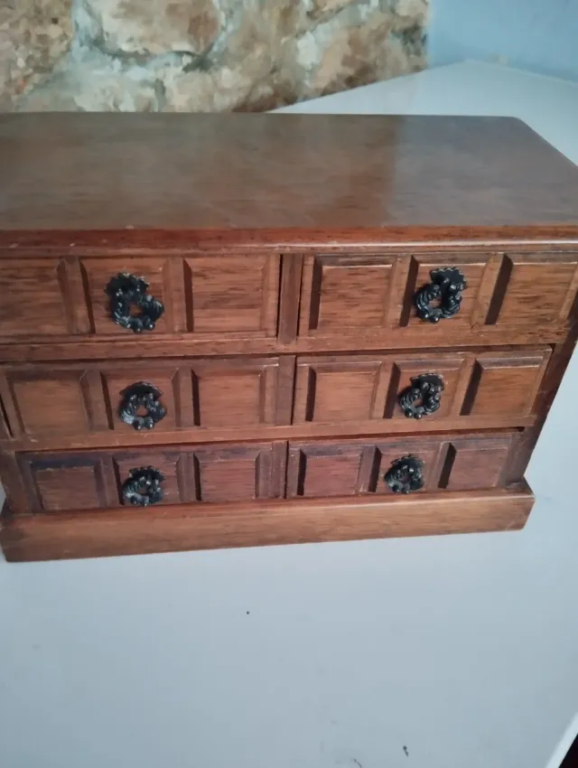 Joyero de madera con 6 cajones