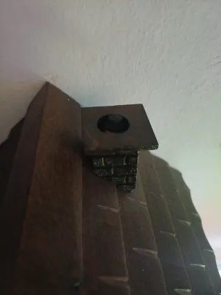 Orologio a cucù in legno decorato