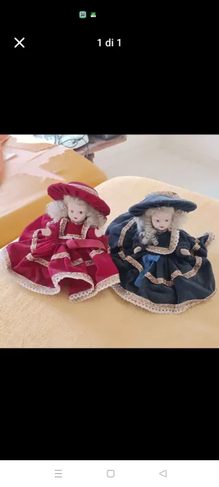 Bambole in porcellana con vestiti