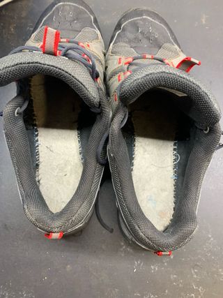 Zapatillas Salomon grises y rojas