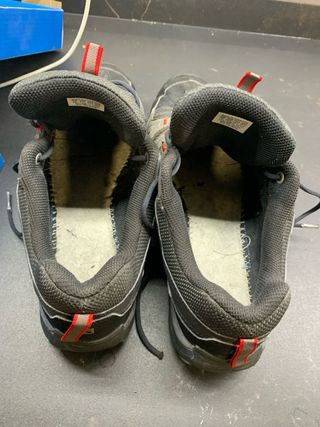 Zapatillas Salomon grises y rojas