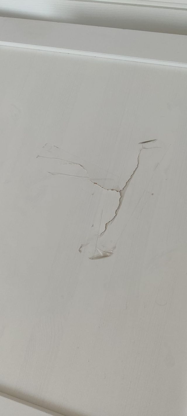 Cuna colecho blanca IKEA con colchón y barandilla.