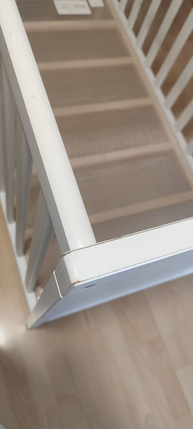 Cuna colecho blanca IKEA con colchón y barandilla.