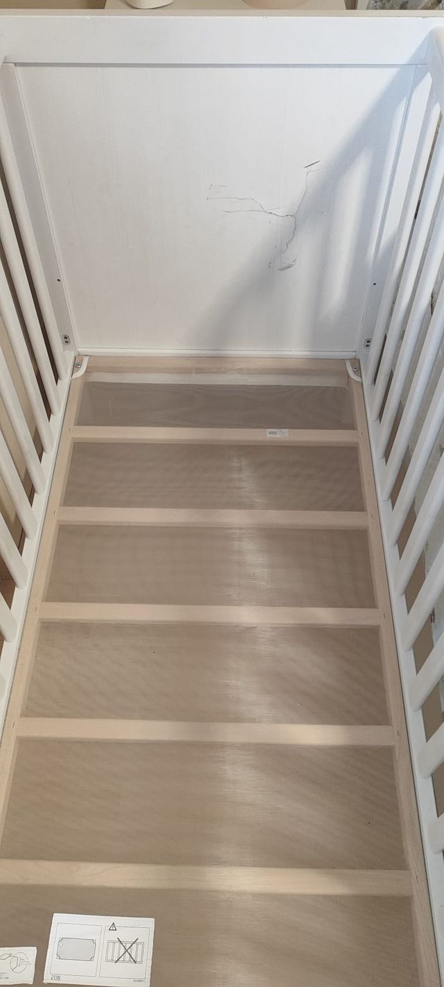 Cuna colecho blanca IKEA con colchón y barandilla.
