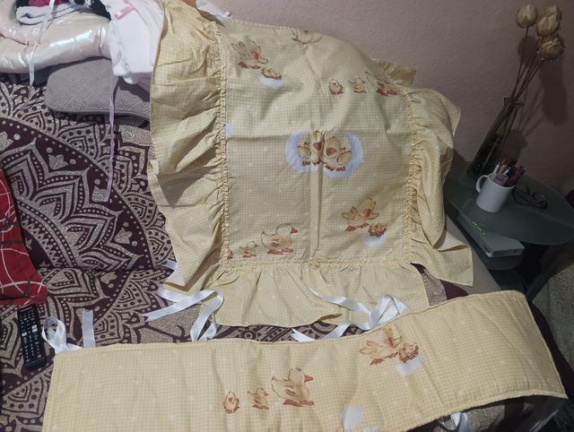 Cuna colecho blanca IKEA con colchón y barandilla.