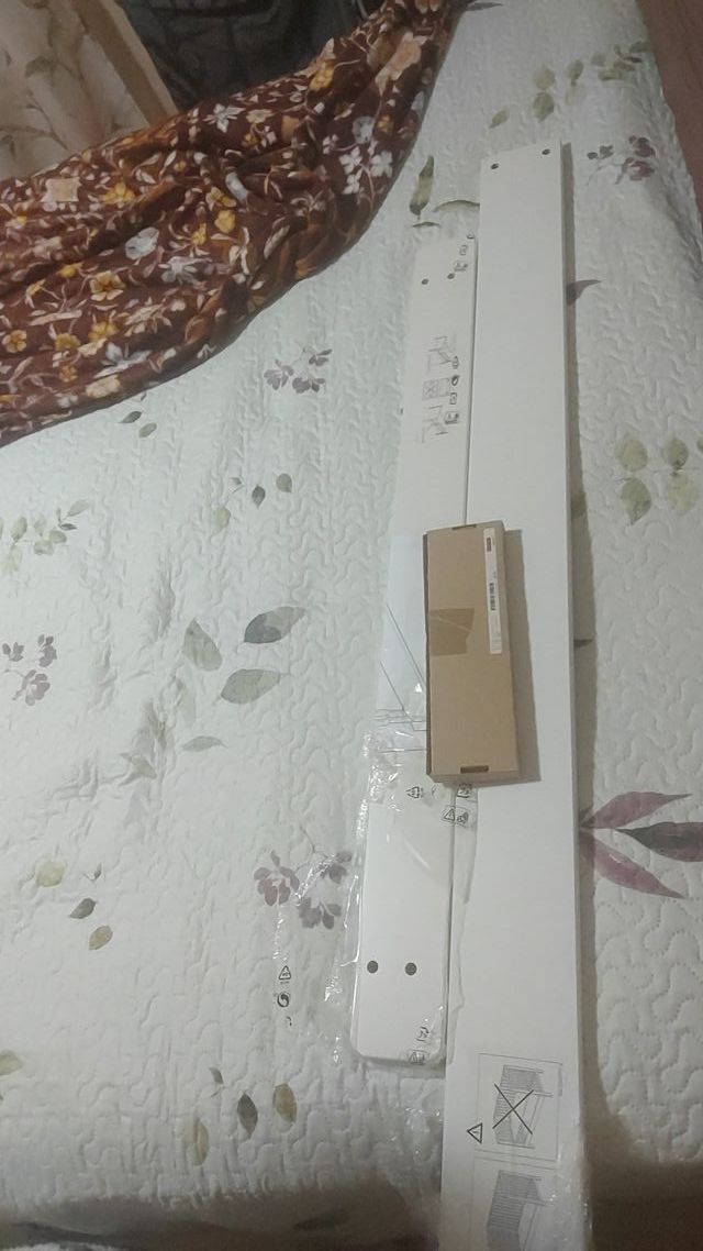 Cuna colecho blanca IKEA con colchón y barandilla.