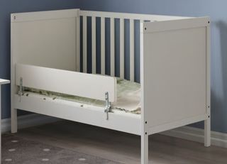 Cuna colecho blanca IKEA con barandilla.