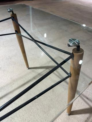 Mesa de cristal con patas de madera