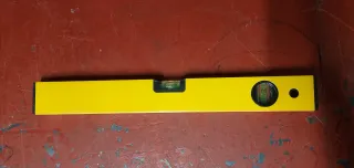 Nivel de acero aluminio amarillo con métrica.