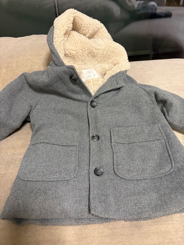 Abrigo Zara gris niño con capucha. Talla 2-3 años