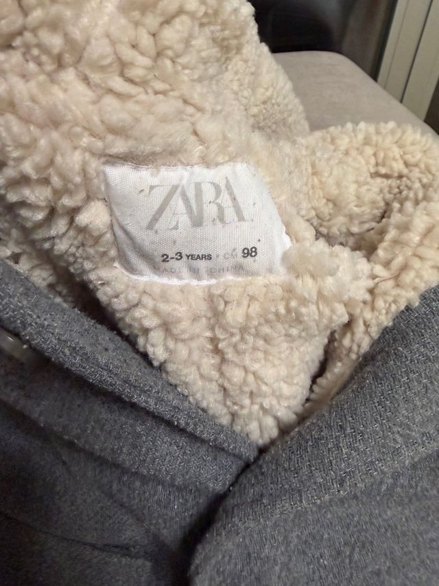 Abrigo Zara gris niño con capucha. Talla 2-3 años