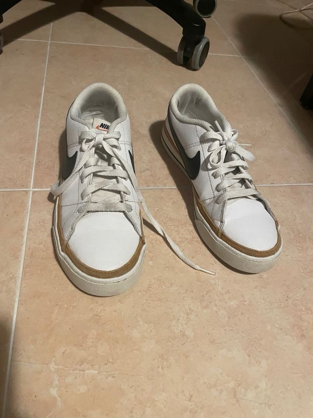 Zapatillas Nike Blancas y Marrones