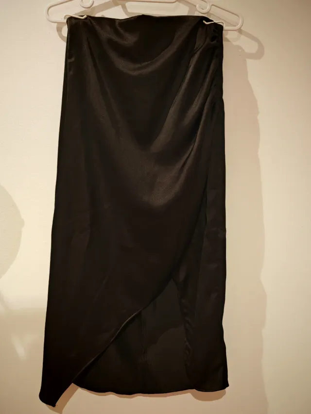 Falda satinada negra