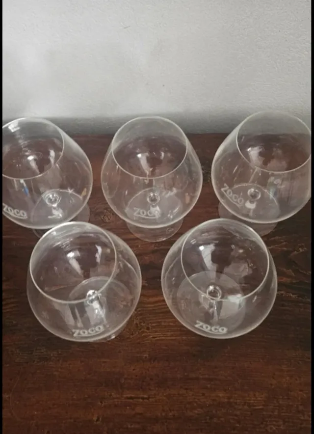 5 copas grandes de coñac con el logo de Zoco