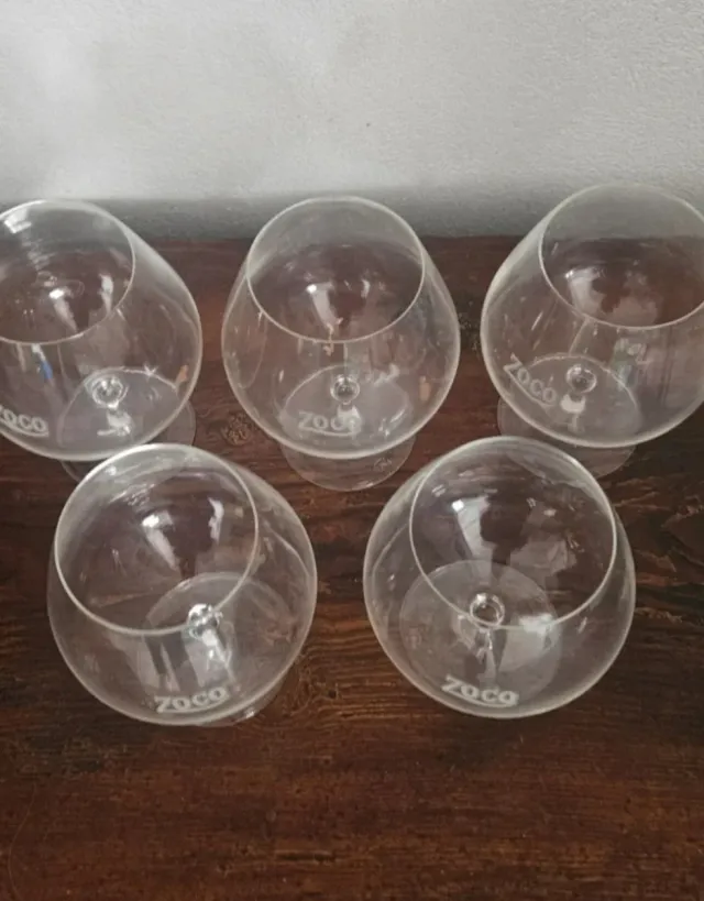 5 copas grandes de coñac con el logo de Zoco