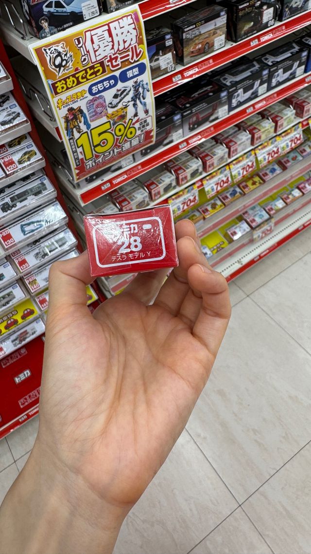 Tesla Model Y Takara Tomy 1/63