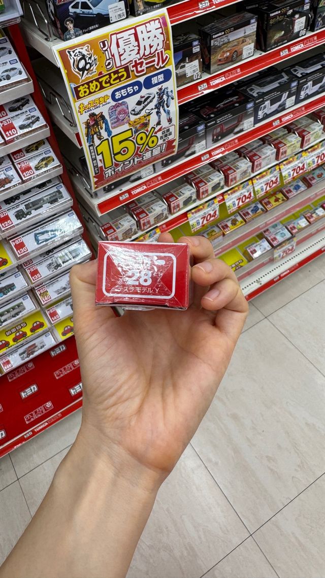 Tesla Model Y Takara Tomy 1/63