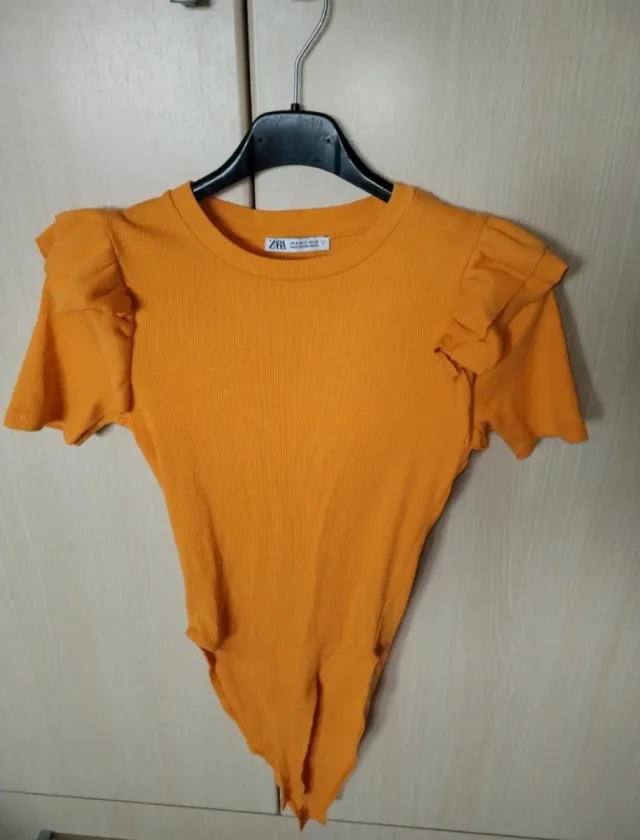 Body Zara naranja con volantes