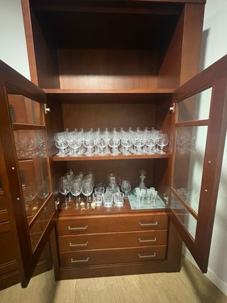 Vitrina de madera con puertas de cristal