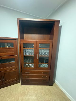 Vitrina de madera con puertas de cristal