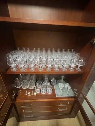 Vitrina de madera con puertas de cristal
