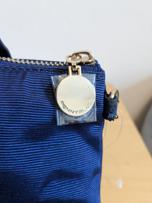 Borsetta pochette blu con catena oro