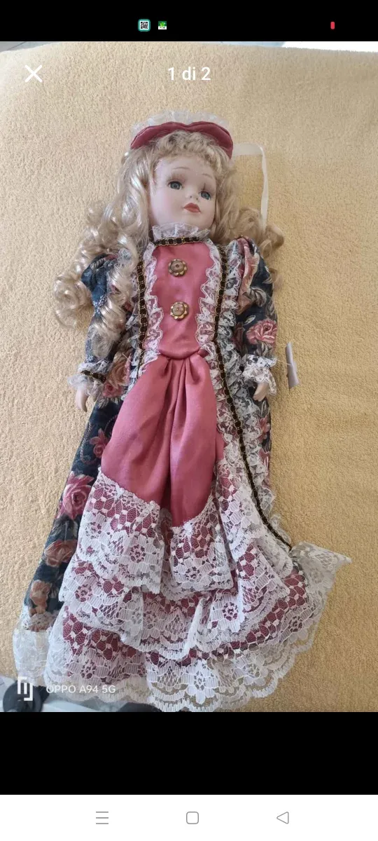 Bambola in porcellana con abito floreale