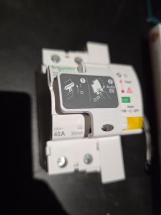 Interruptor Schneider Rearmable 40A 30mA Nuevo