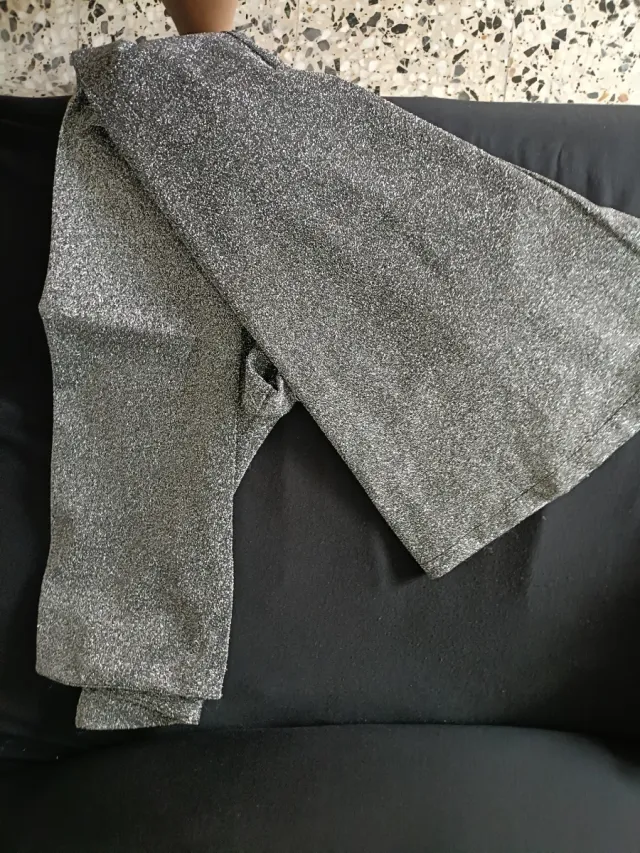 Pantalón plateado brillante