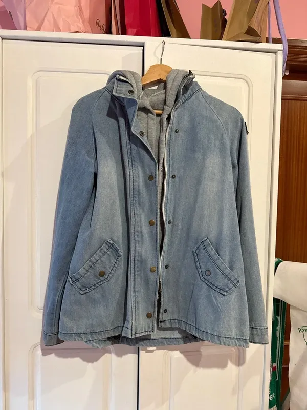 Chaqueta vaquera con capucha gris