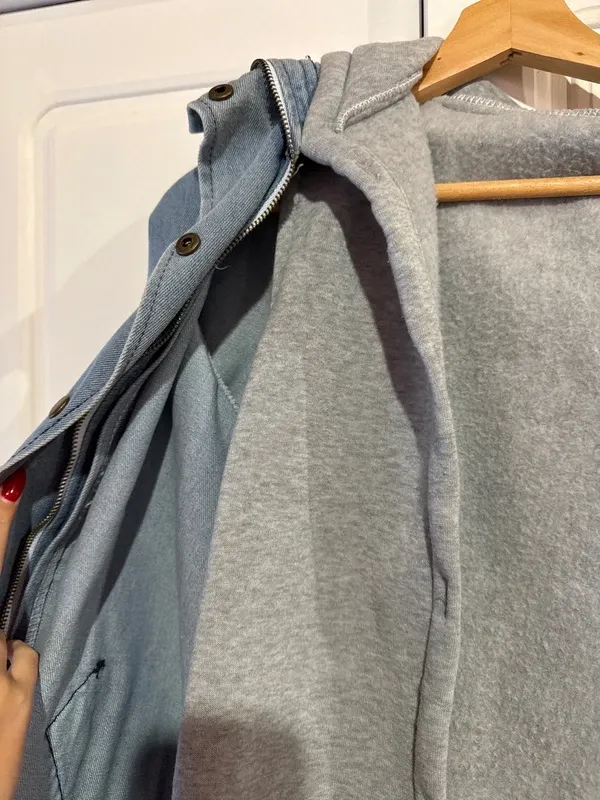 Chaqueta vaquera con capucha gris