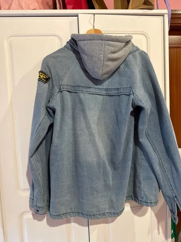 Chaqueta vaquera con capucha gris