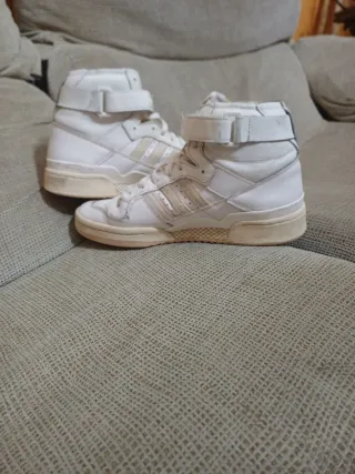 Zapatillas Adidas Altas Blancas y Doradas