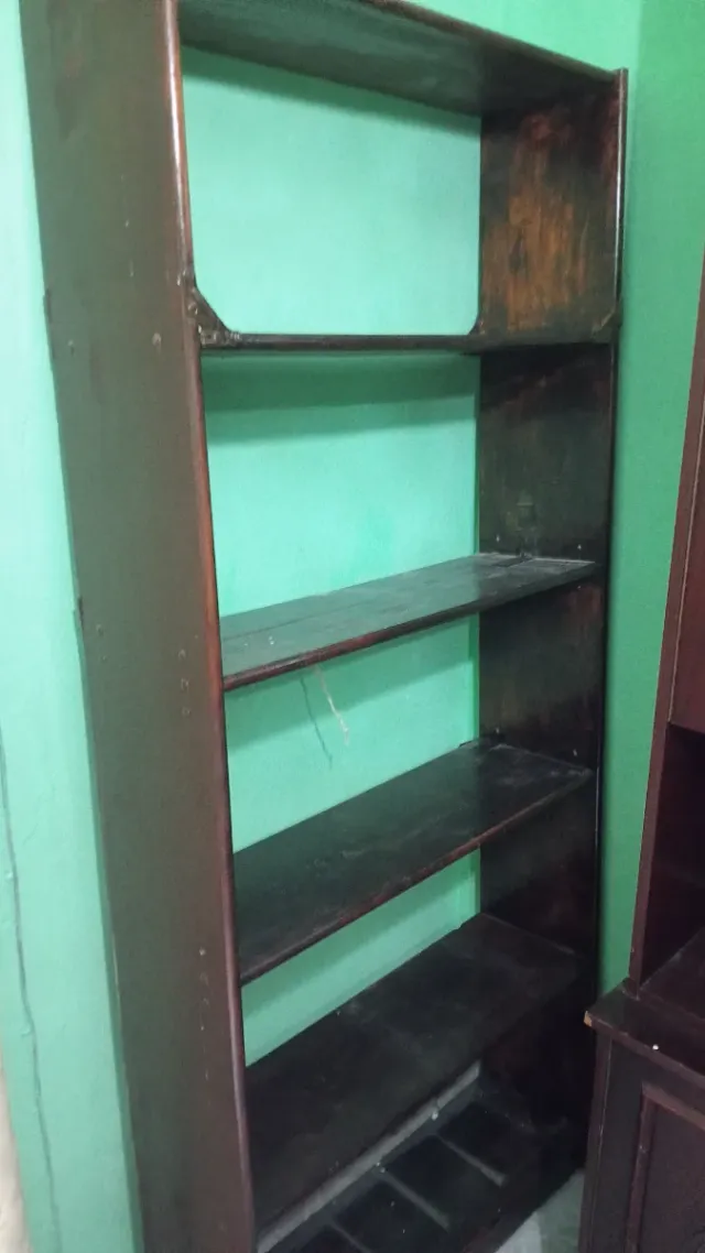 Estantería de madera oscura