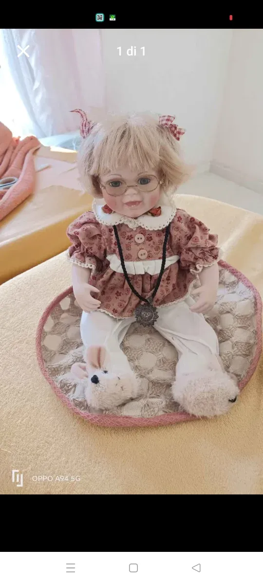 Bambola in porcellana con occhiali