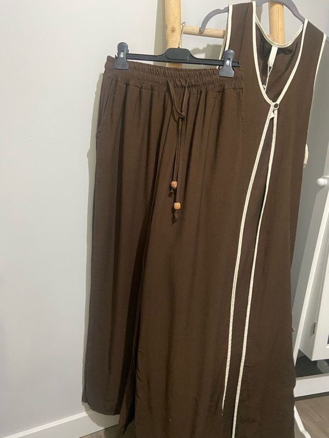 Conjunto chaleco y pantalón marrón